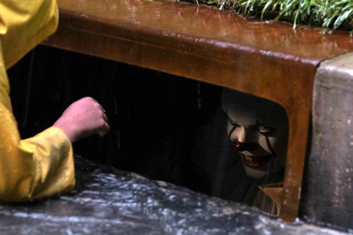It - Pennywise in sewer with Georgie